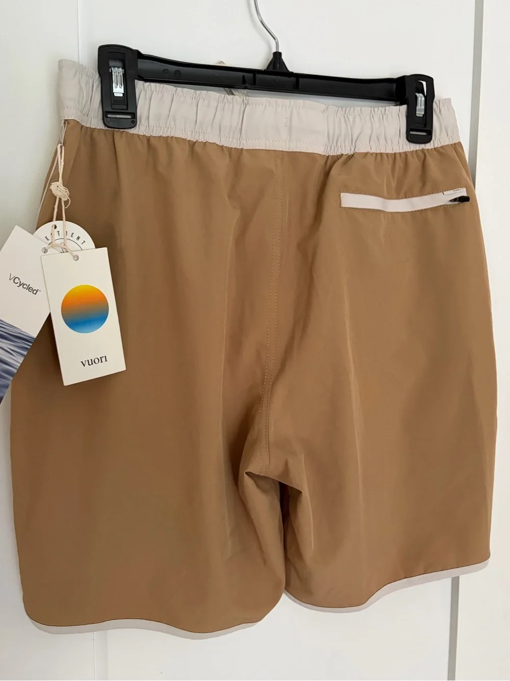 53. Men’s Size Medium VUORI Sand Banks Shorts NEW With Tags